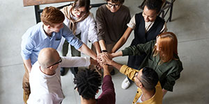 社会为797966金沙娱场城作育机缘，，，，，797966金沙娱场城为社会创立价值；；；；；以市场营销为龙头，，，，，为市场提供一流产品，，，，，在市场竞争中立异生长；；；；；以优异的业绩感恩社会，，，，，以知足的回报关爱员工；；；；；做有责任的企业，，，，，其时代的骄子；；；；；优异团队，，，，，共筑梦..